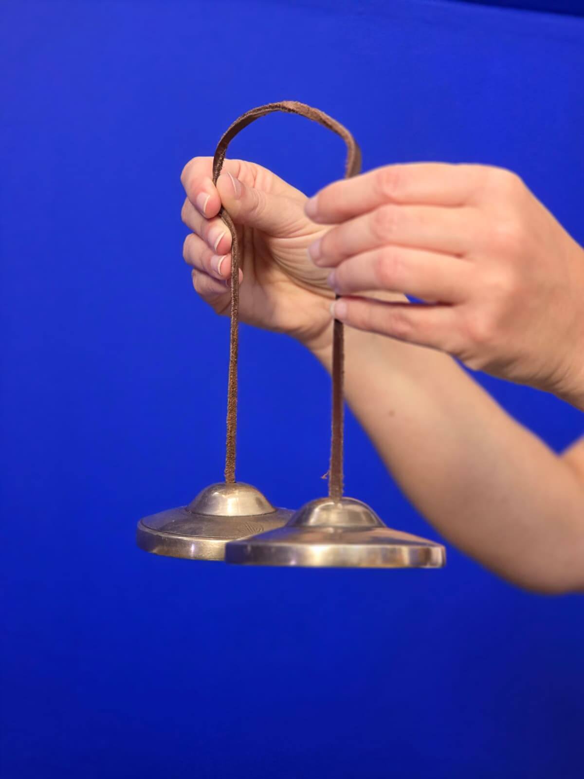 Paire de cymbales sur fond bleu
