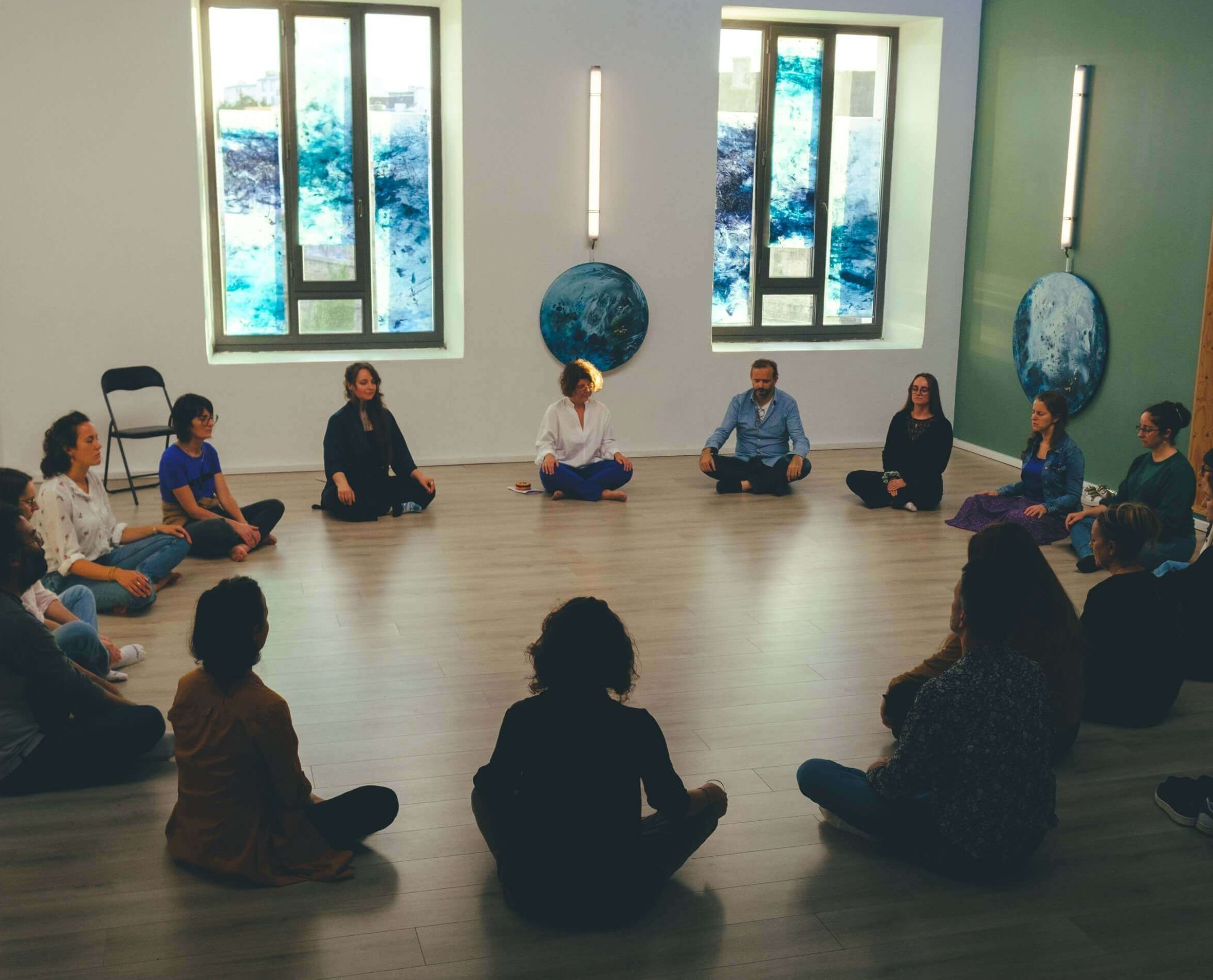 grand-cercle-meditation-scaled Groupe de méditation en cercle dans une exposition d'aquarelles